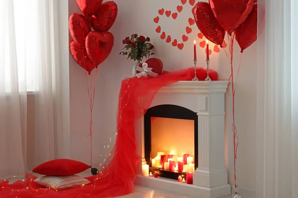 Stilvolles Zimmer Mit Kamin Und Valentinstag Dekor Innenarchitektur — Stockfoto