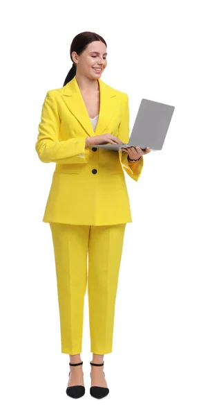 美しいですビジネス女性で黄色のスーツとともにラップトップ上の白い背景 — ストック写真