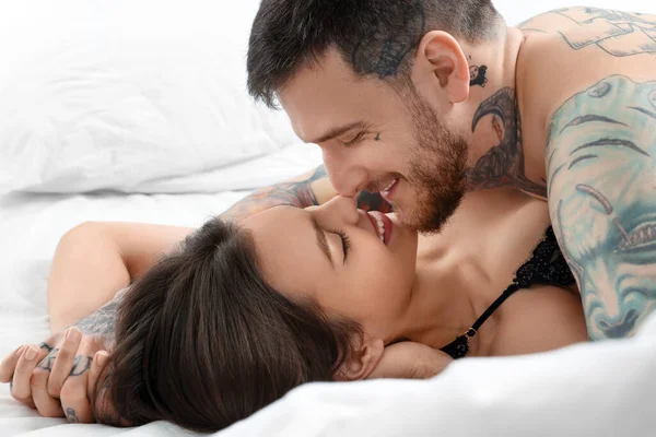 Passionné Jeune Couple Ayant Des Relations Sexuelles Sur Lit — Photo
