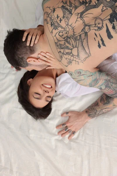 情熱的なカップル持っていますセックスオンベッド トップビュー — ストック写真