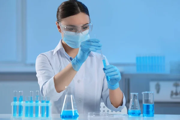 Cientista Recolhendo Amostra Líquido Azul Claro Artigos Vidro Laboratório — Fotografia de Stock