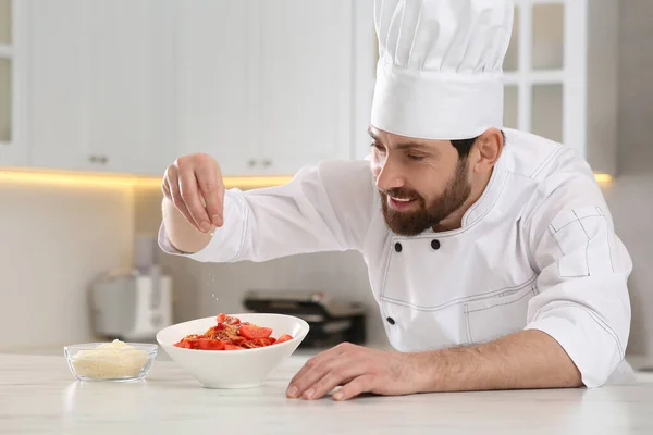 Chef Professionista Che Aggiunge Formaggio Grattugiato Deliziosi Spaghetti Tavolo Marmo — Foto Stock
