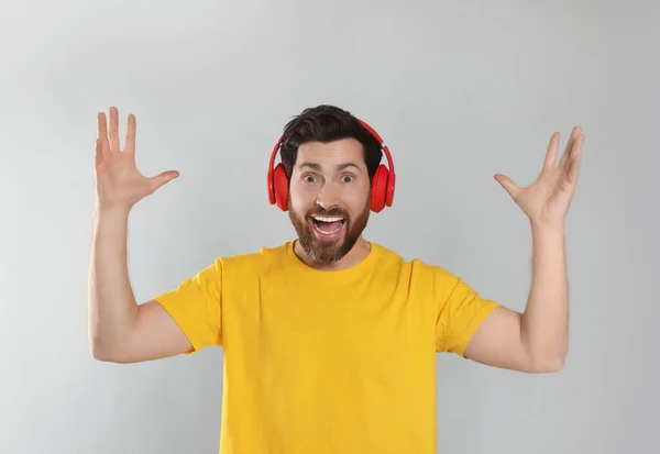 Емоційний Чоловік Слухає Музику Навушниками Світло Сірому Фоні — стокове фото