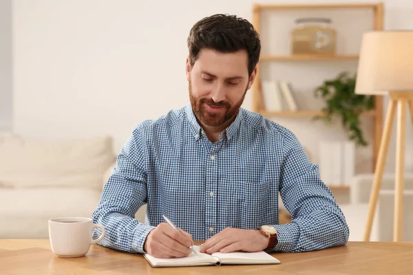 Ahşap Masadaki Video Görüşmesinde Notlar Alan Mutlu Bir Adam Kameradan — Stok fotoğraf