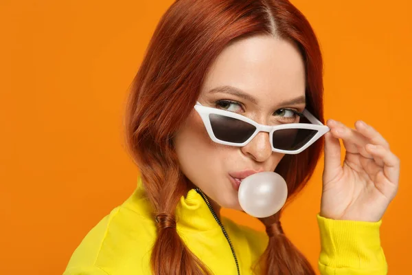 Portrét Krásné Ženy Slunečních Brýlích Foukání Žvýkačky Oranžovém Pozadí — Stock fotografie