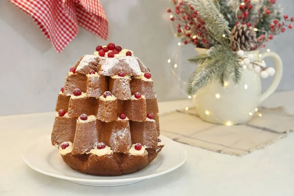白いテーブルの上でお祝いの装飾の近くに粉砂糖とベリーとおいしいパンドラクリスマスツリーケーキ テキストのスペース — ストック写真