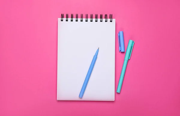 Cuaderno Blanco Bolígrafos Sobre Fondo Rosa Plano — Foto de Stock