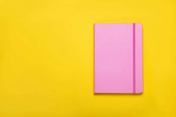 Zárt Rózsaszín Notebook Sárga Háttér Felső Nézet Szöveg Helye — Stock Fotó