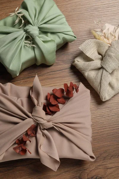 Técnica Furoshiki Muitos Presentes Embalados Tecido Folhas Secas Mesa Madeira — Fotografia de Stock