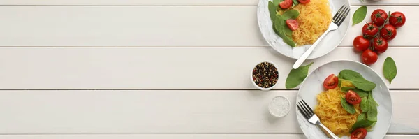味道鲜美的意大利面南瓜 配上西红柿和罗勒 铺在白色的木制桌子上 平铺在地板上 带有文字空间的横幅设计 — 图库照片