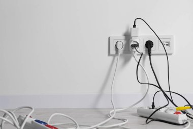 Prizlerdeki farklı elektrik prizleri ve içerideki zemindeki güç şeridi, metin için yer