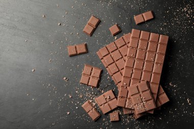 Gri masadaki lezzetli çikolata parçaları, düz yatıyordu. Metin için boşluk