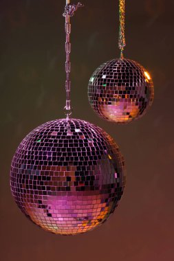 Renkli ışıkların altında parlak disko topları