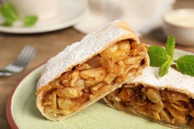 Elmalı, fındıklı ve kuru üzümlü lezzetli börek, yakın plan.