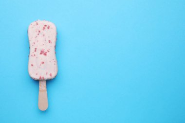 Açık mavi arka planda nefis jöleli dondurma, üst manzara. Metin için boşluk