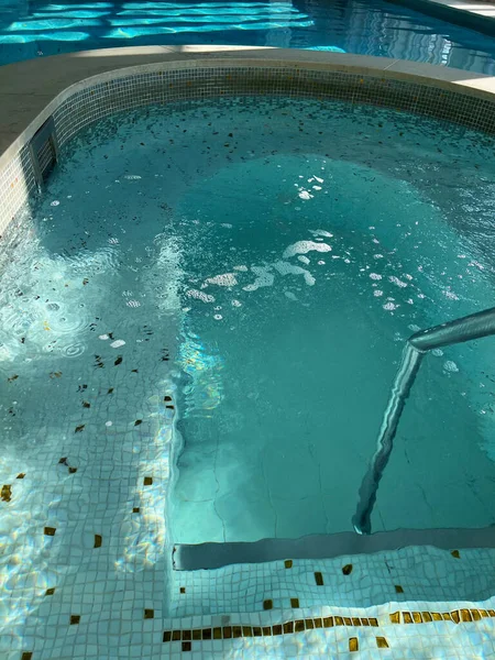 Blick Auf Luxus Swimmingpool Mit Klarem Wasser Drinnen — Stockfoto