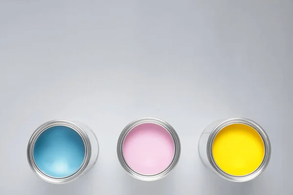Κονσερβοκούτια Πολύχρωμα Χρώματα Ανοιχτό Φόντο Επίπεδη Lay Χώρος Για Κείμενο — Φωτογραφία Αρχείου