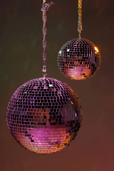 Błyszczące Jasne Kulki Disco Pod Kolorowymi Światłami — Zdjęcie stockowe