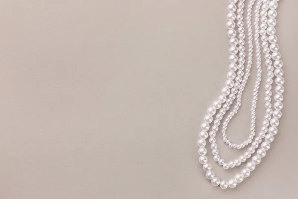 Elegante Perlenkette Auf Beigem Hintergrund Draufsicht Raum Für Text — Stockfoto