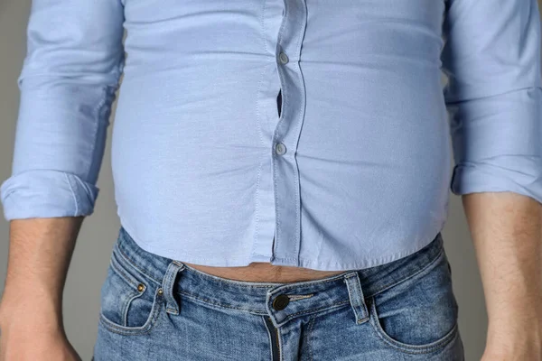 Överviktig Man Tight Skjorta Grå Bakgrund Närbild — Stockfoto