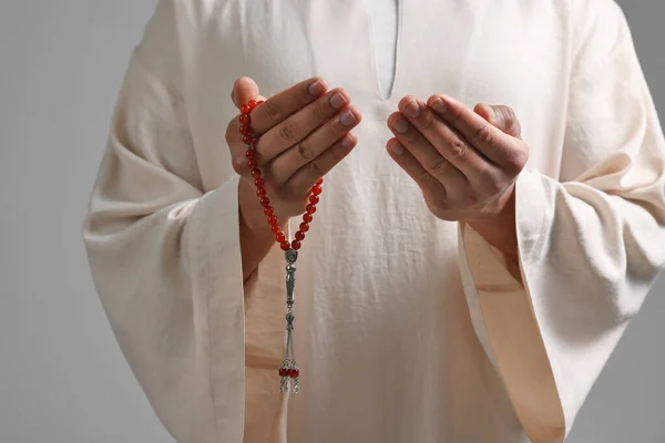 Muslim Wanita Dengan Misbaha Berdoa Latar Belakang Abu Abu Terang — Stok Foto