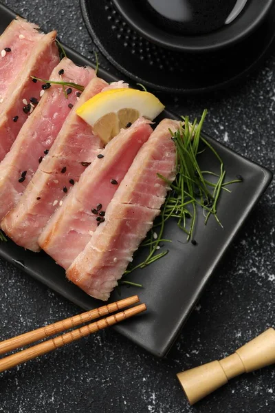 Deler Den Deilige Tunfiskbiffen Servert Svart Bord – stockfoto