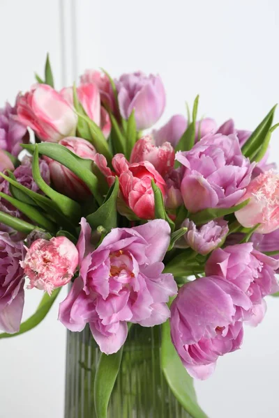 Belo Buquê Flores Tulipa Coloridas Vaso Fundo Branco — Fotografia de Stock