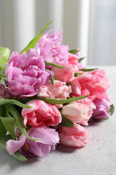 Beau Bouquet Fleurs Tulipes Colorées Sur Table Gris Clair — Photo