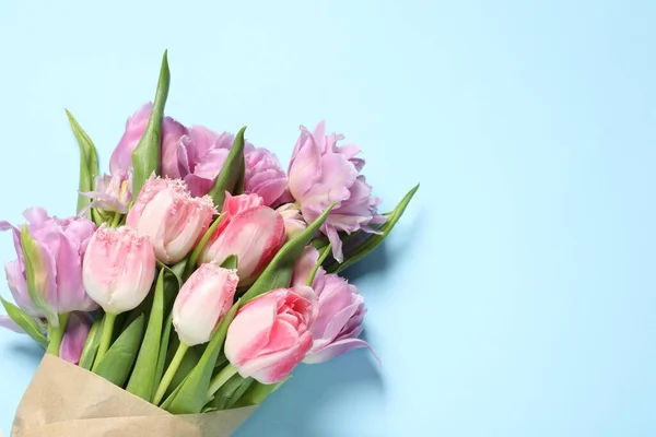 Гарний Букет Різнокольорових Квітів Тюльпанів Світло Блакитному Тлі Вид Зверху — стокове фото