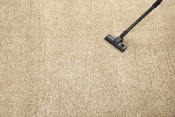 Beigefarbener Teppich Mit Modernem Staubsauger Über Der Ansicht Raum Für — Stockfoto