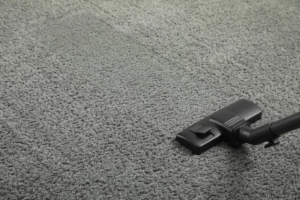 用现代真空吸尘器吊起灰色地毯 案文的篇幅 — 图库照片