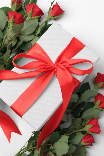 Beautiful Gift Box Bow Red Roses White Background Flat Lay — Stock Photo, Image
