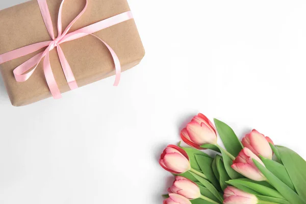 漂亮的礼品盒 白色背景上有蝴蝶结和粉红郁金香 案文的篇幅 — 图库照片