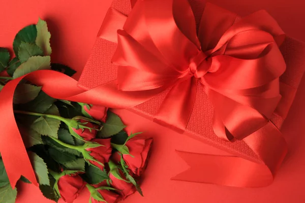 Piękne Pudełko Kokardą Różami Czerwonym Tle Płaskie Leżaki — Zdjęcie stockowe
