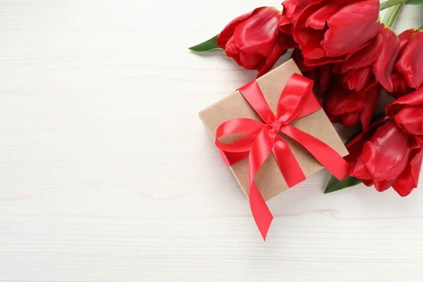 Όμορφο Κουτί Δώρου Φιόγκο Και Κόκκινα Λουλούδια Τουλίπα Λευκό Ξύλινο — Φωτογραφία Αρχείου