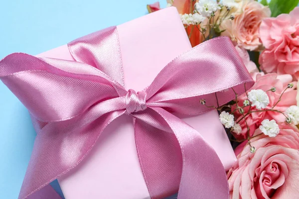 Подарункова Коробка Красиві Квіти Світло Блакитному Фоні Крупним Планом — стокове фото