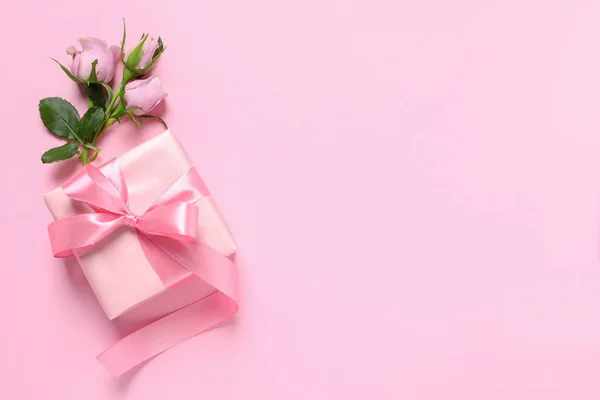 Geschenkkarton Und Schöne Rosenblüten Auf Rosa Hintergrund Flach Gelegt Raum — Stockfoto