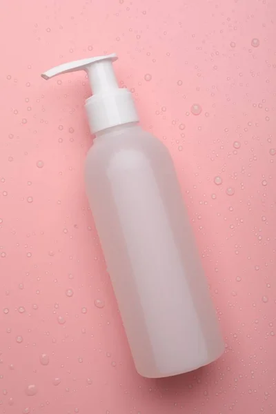 Botella Húmeda Producto Limpieza Facial Sobre Fondo Rosa Vista Superior — Foto de Stock