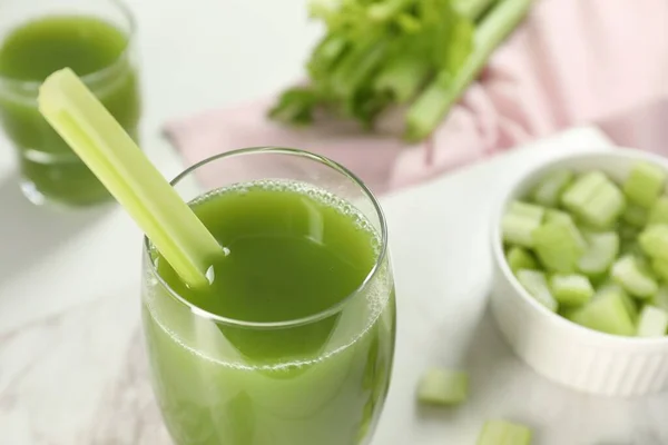 Sklenice Lahodné Celerové Šťávy Zeleniny Bílém Stole Detailní Záběr — Stock fotografie