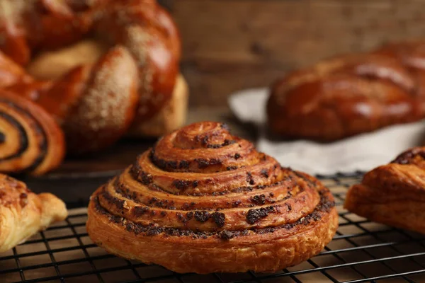 Freshly Baked Spiral Bun Other Pastries Table Closeup — Stock Photo, Image