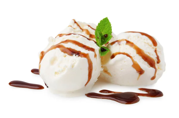 Karamel Soslu Dondurma Beyaz Üzerine Izole Edilmiş Nane Şekeri — Stok fotoğraf