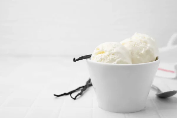 Вкусное Ванильное Мороженое Миске Белом Плиточном Столе Крупным Планом Пространство — стоковое фото