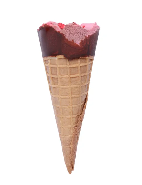 白で隔離されたワッフルコーンのおいしいアイスクリーム トップビュー — ストック写真