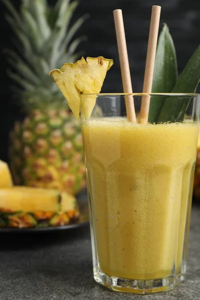 Chutný Ananasový Koktejl Ovoce Šedém Stole Detailní Záběr — Stock fotografie