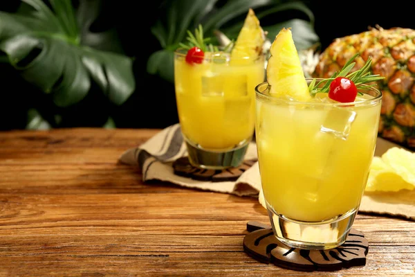 Ahşap Masada Biberiyeli Kirazlı Bir Bardak Lezzetli Ananas Kokteyli Metin — Stok fotoğraf