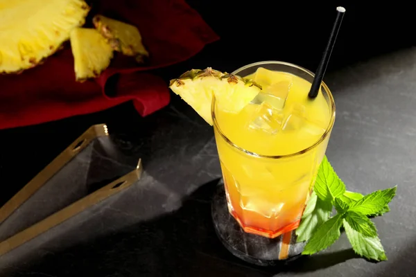 Ein Glas Leckerer Ananas Cocktail Und Minze Auf Schwarzem Tisch — Stockfoto