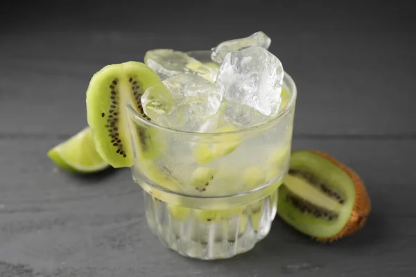 Glass Refreshing Drink Cut Kiwi Gray Table Closeup — Stock Photo, Image