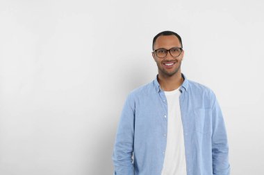 Beyaz arka planda yakışıklı bir gencin portresi, metin için boşluk