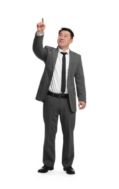 Takım elbiseli iş adamı beyaz arka planda poz veriyor