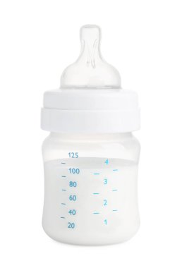 Beyaz arka planda sütsüz bebek mamasıyla beslenme şişesi